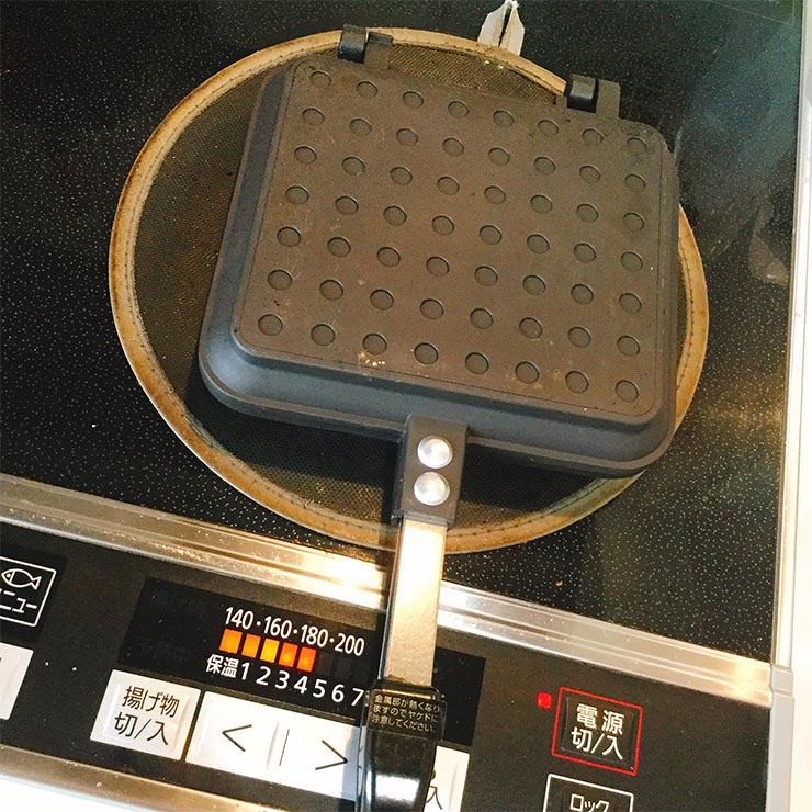 ホットサンドメーカーを閉じて焼く