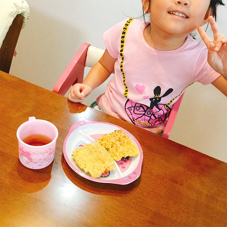 鮭入り焼きTKGを食べる子ども