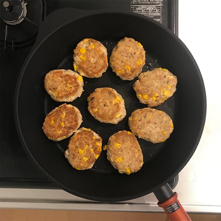 サバーグ フライパンで焼いているところ