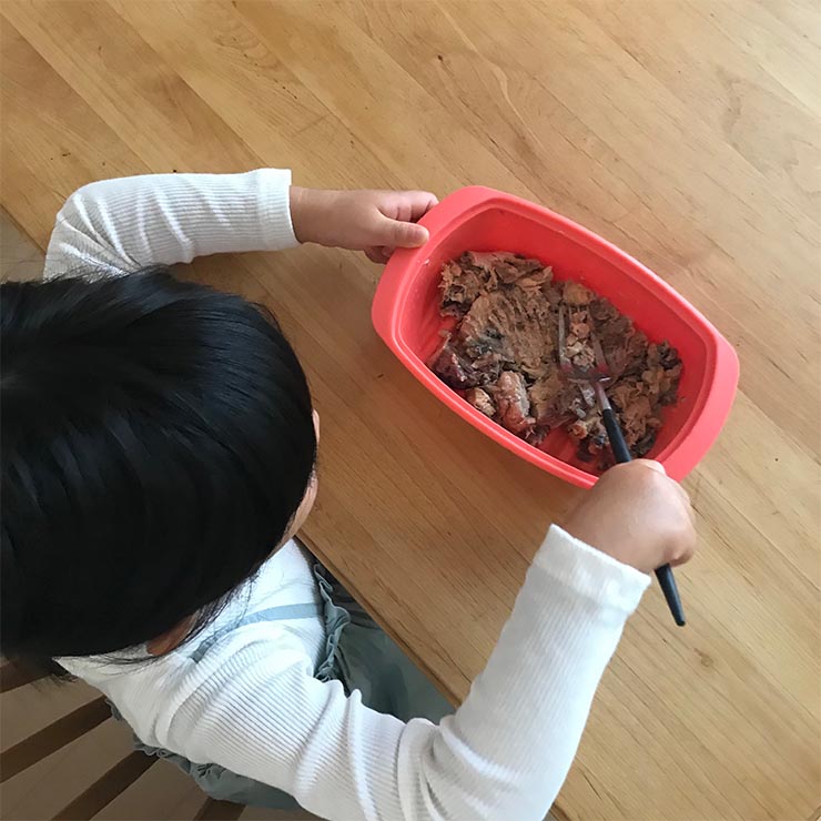 サバのしっとりふりかけ サバをつぶしているところ