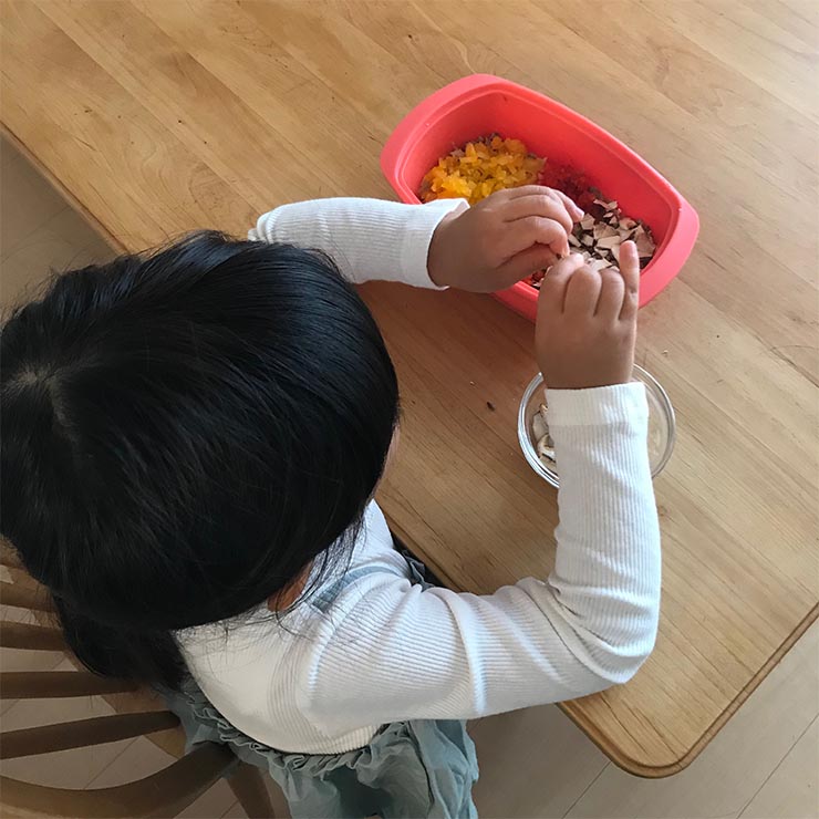 サバのしっとりふりかけ 野菜を細かく切っているところ