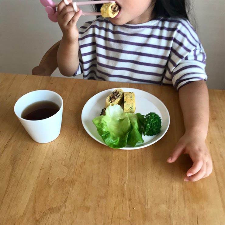 さんまの蒲焼う巻き風玉子焼きをパクパク食べているところ