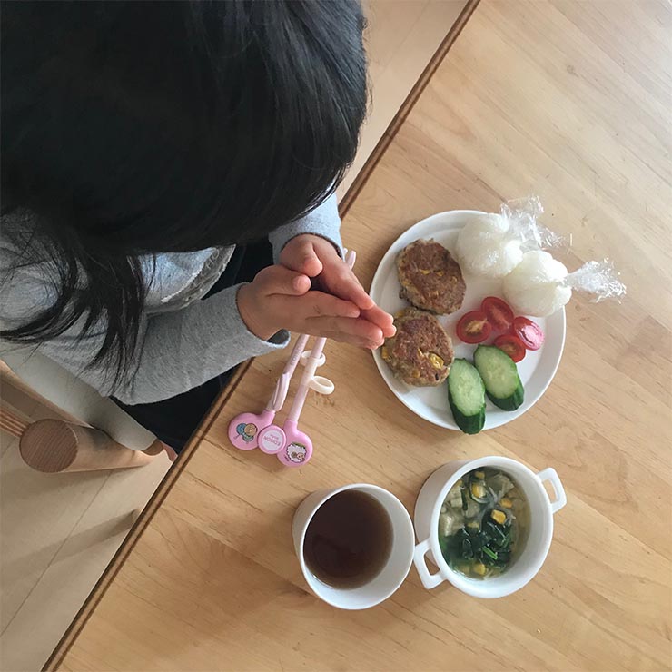 子供が朝食を食べている姿