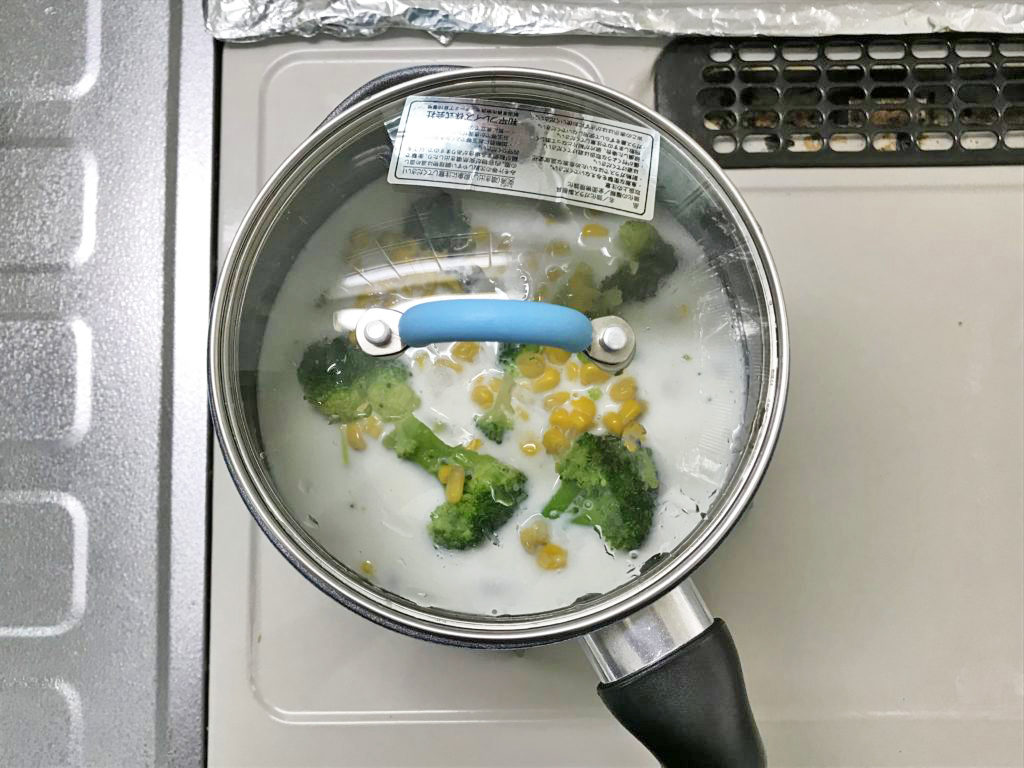 蓋をして中火で沸騰するまで約5分加熱する