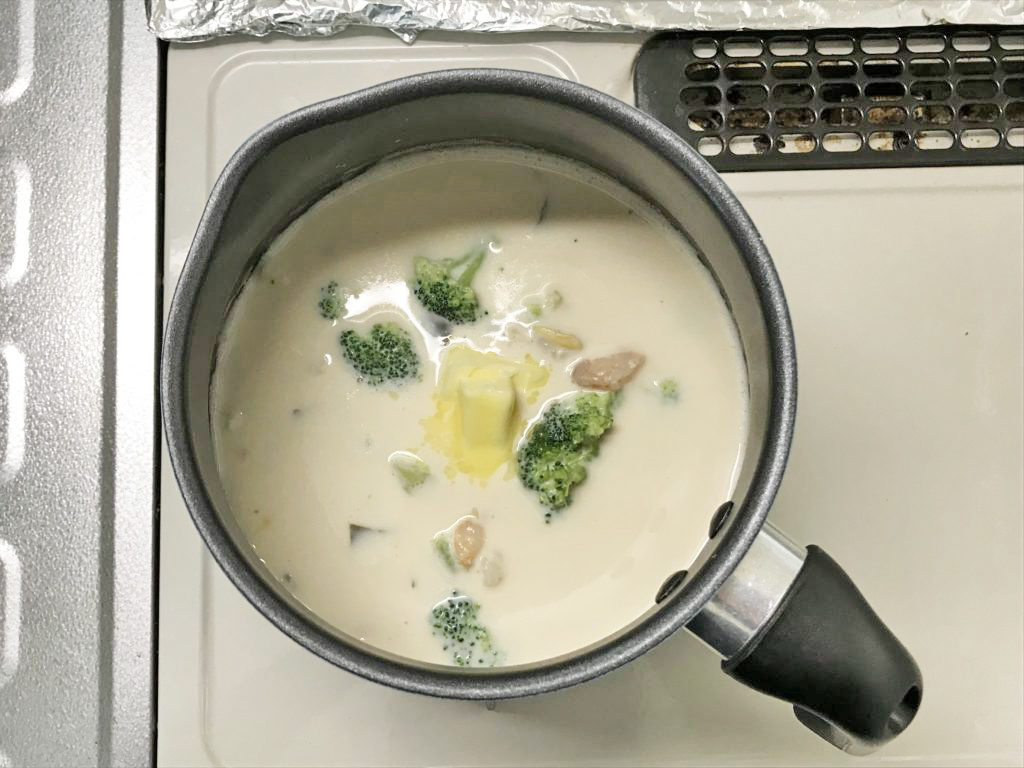 沸騰したら火を止め、インスタント味噌汁を加えて溶かし、バターを加えて溶かす