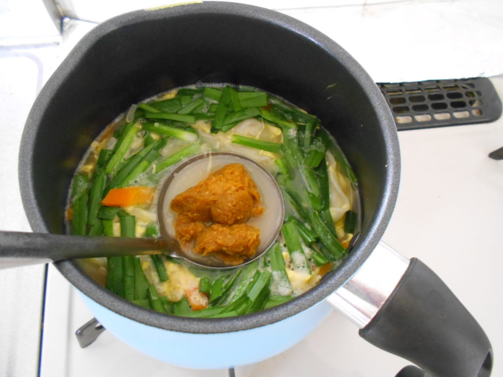 火を止めて味噌を溶かす