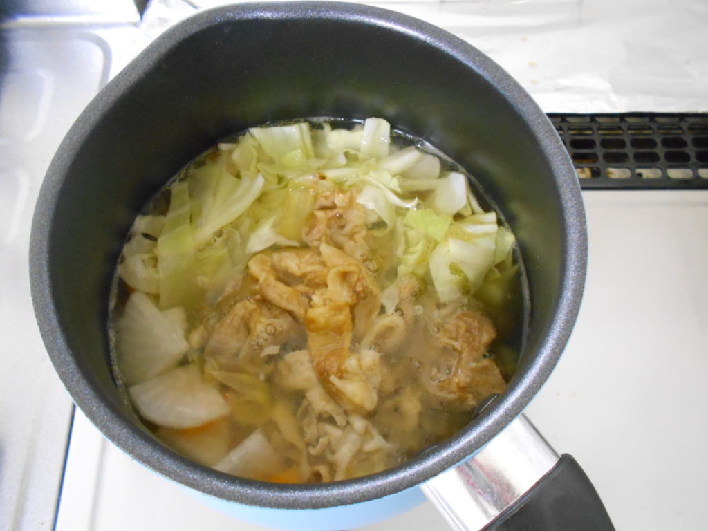 ざく切りにしたキャベツとしょうが焼きを加え2分煮込む