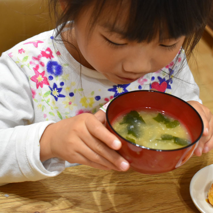 子供味噌汁食べる