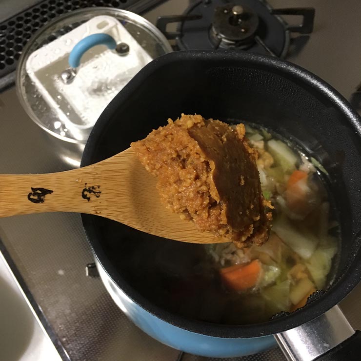 マルチポットに味噌を入れる