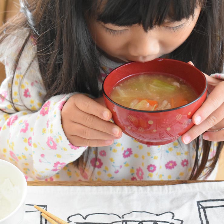 子供リメイク豚汁飲んでいるところ