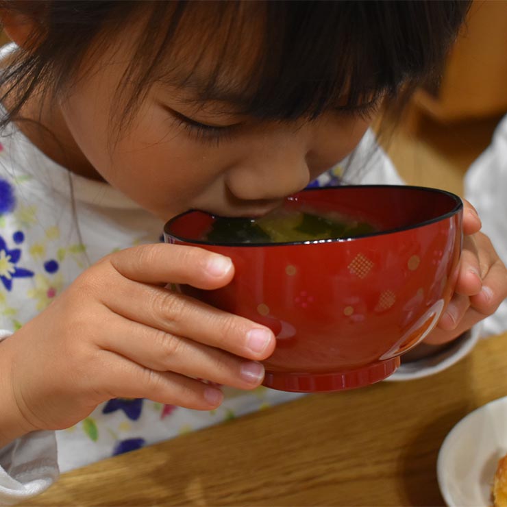 子供味噌汁飲んでいるところ