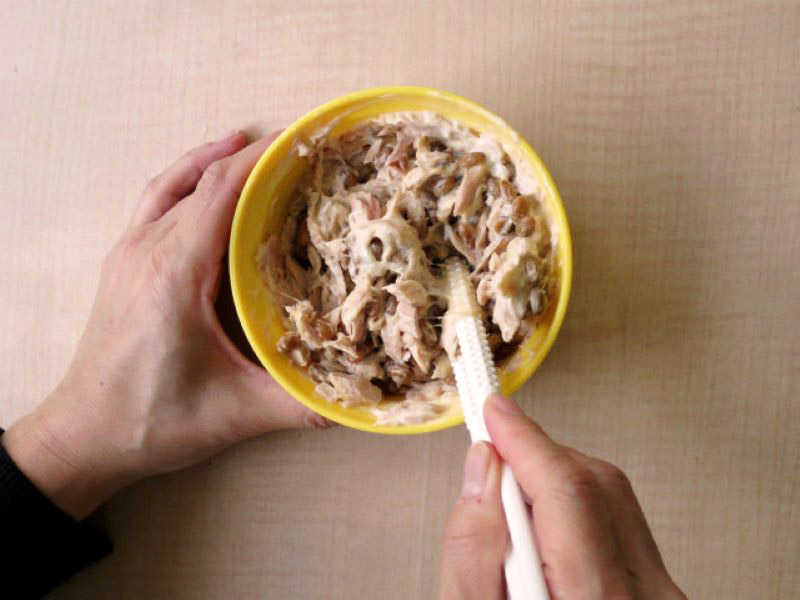 納豆、ツナ、マヨネーズ、しょうゆを器に入れて納豆スティックでよく混ぜる