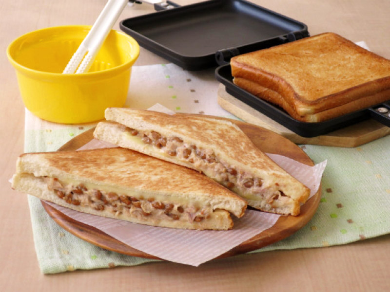 ツナ納豆チーズホットサンド完成図