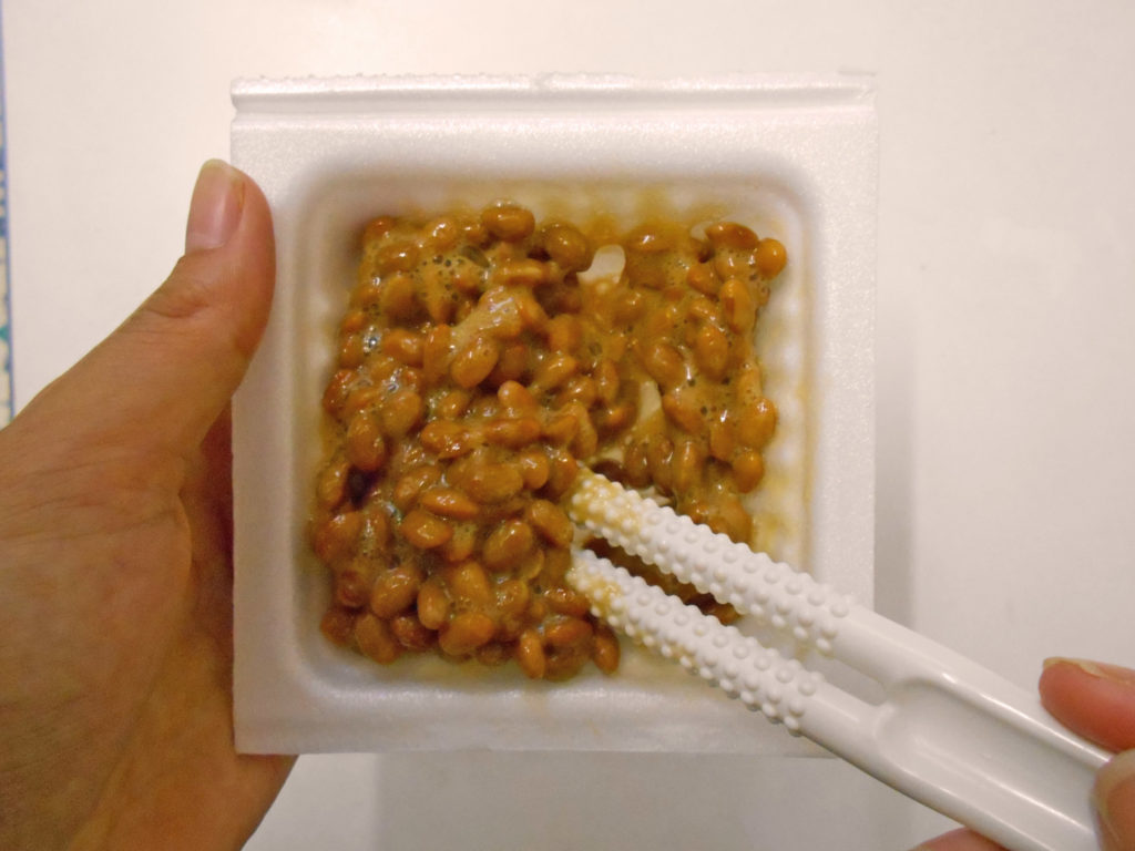納豆とタレ、鶏そぼろを器に入れ、納豆スティックでよく混ぜる