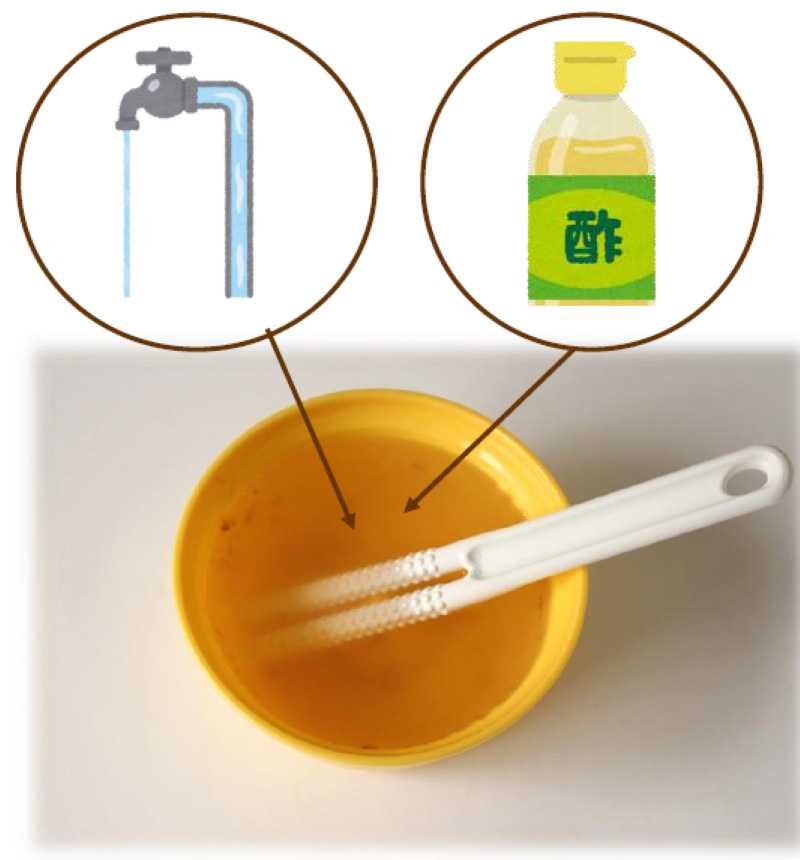納豆に使った容器に水と酢を入れているイメージ写真