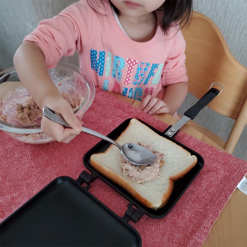 トーストに納豆を入れる