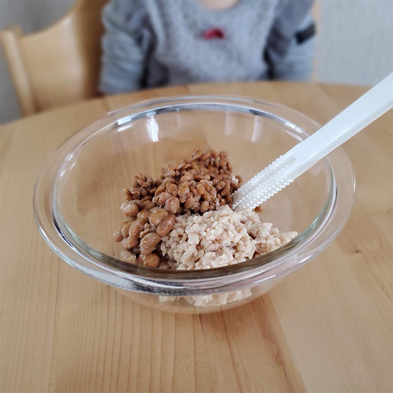 ボウルに納豆を入れる
