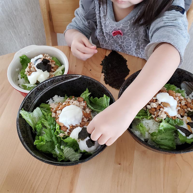 納豆と温玉と海苔をのせる