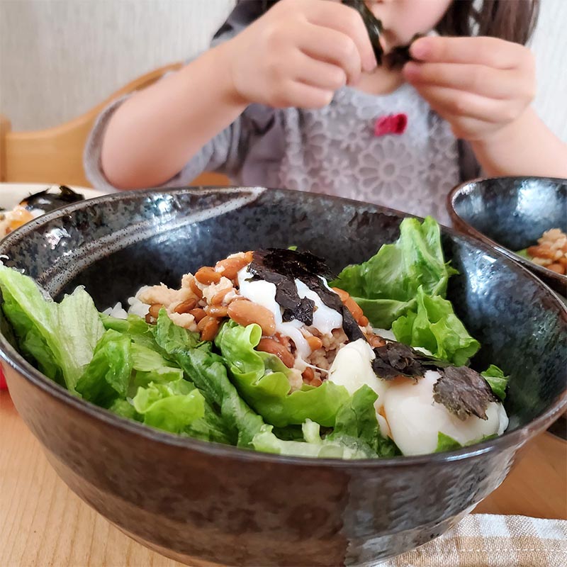 海苔ちぎりがたのしい子供