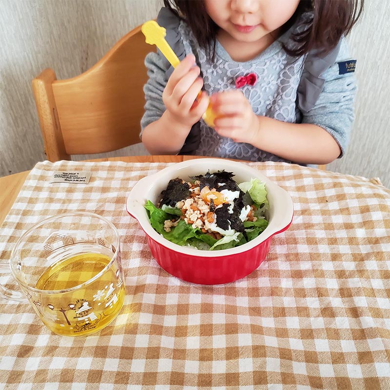 海苔ちぎりがたのしい子供