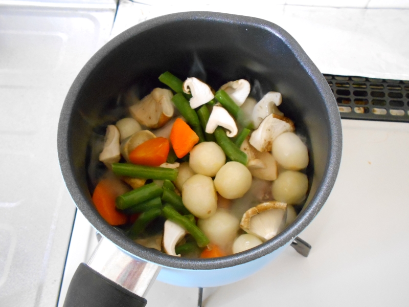 野菜を加えて炒める