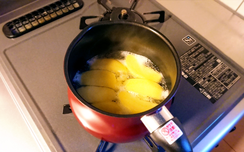 材料を全て入れ、弱火にかけます
