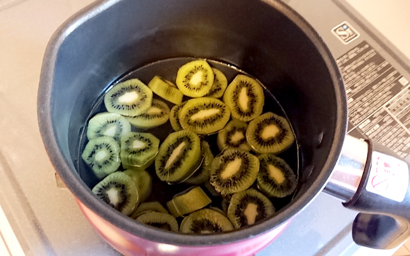鍋に入ったキウイ