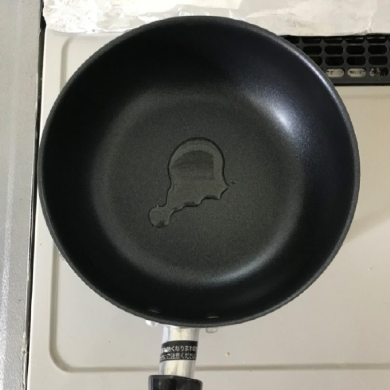 いため鍋にサラダ油を入れて弱中火で加熱する。