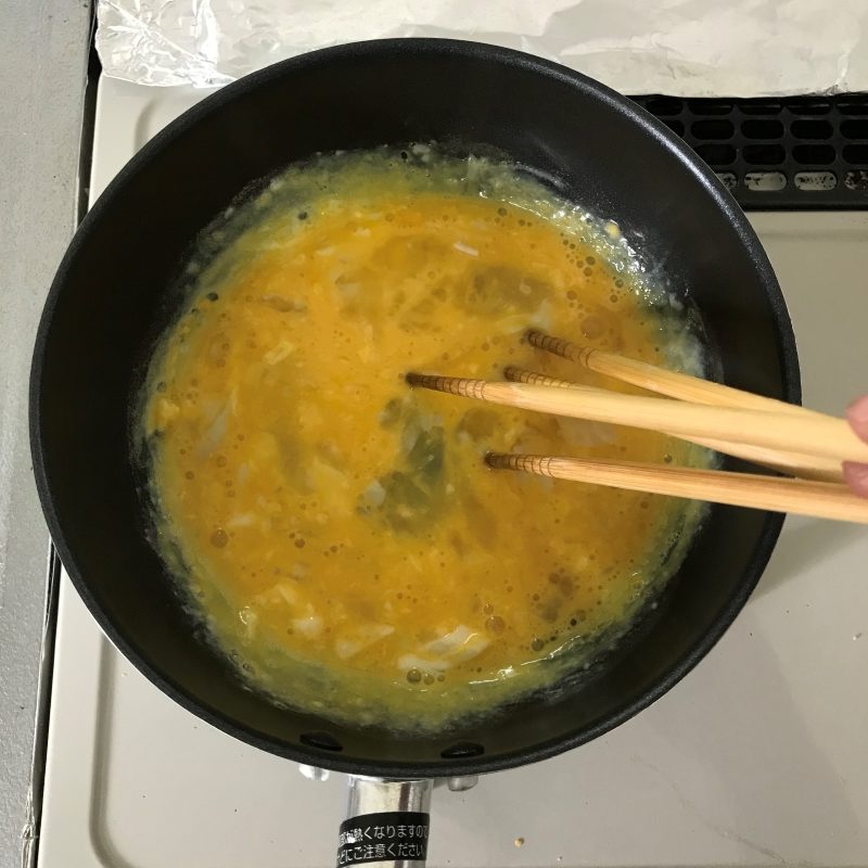 箸を4本使って炒り卵をつくる