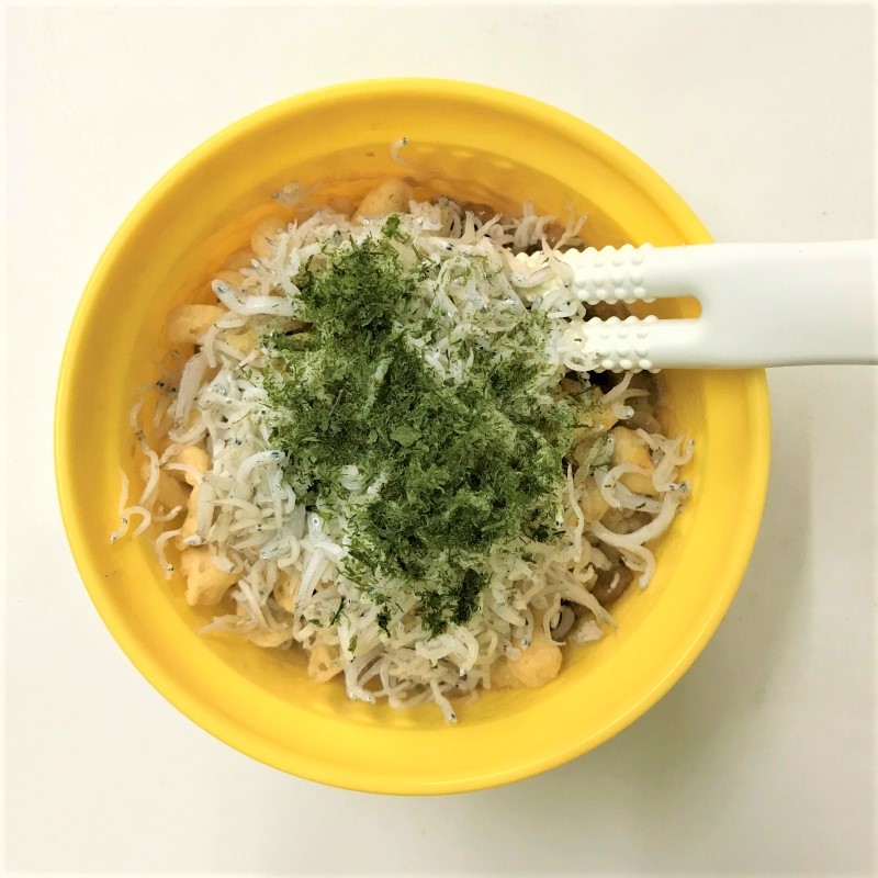 しらす、青のり、天かすを加えて混ぜる