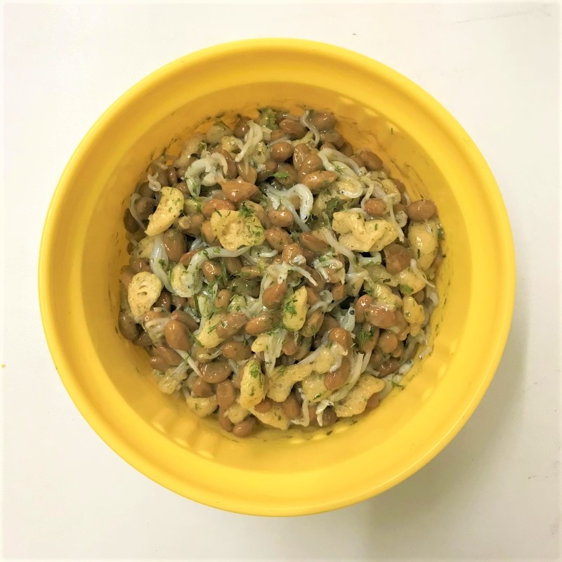 混ぜ合わされたしらす納豆