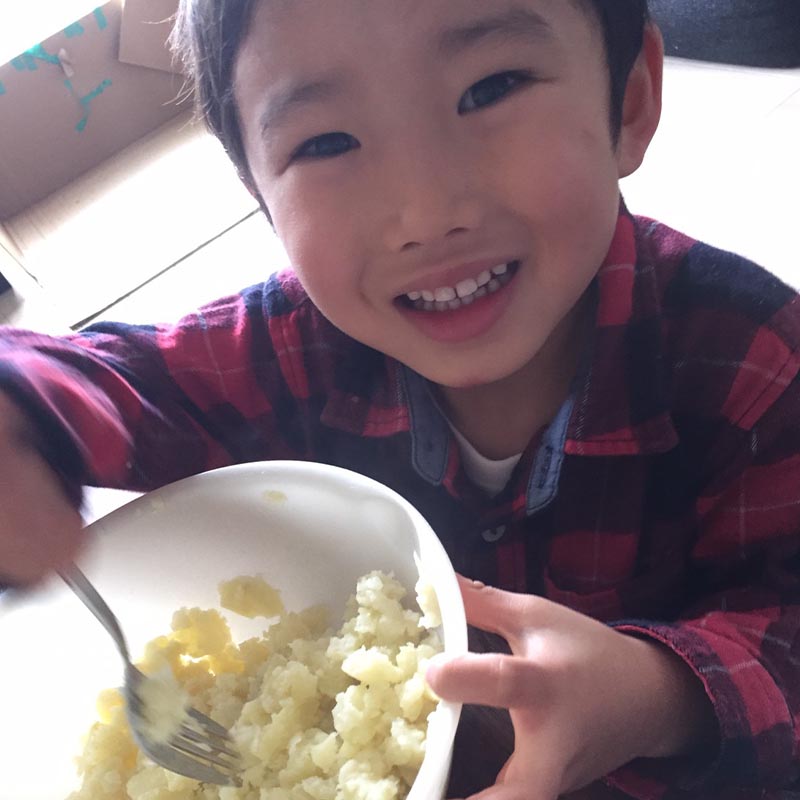 野菜パウダーでいももちを作っているところ
