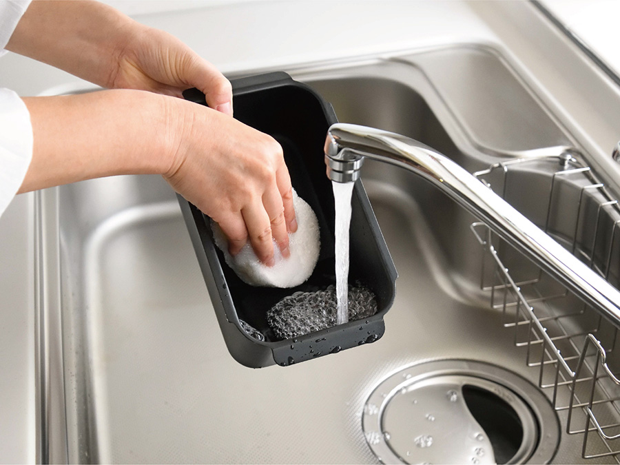 食器用洗剤を付けて、スポンジ等で十分に洗い、水気を拭き取り乾燥させてください