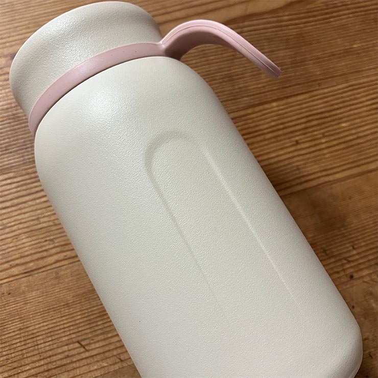本体は傷つきにくい粉体塗装。少しザラっとした質感です。