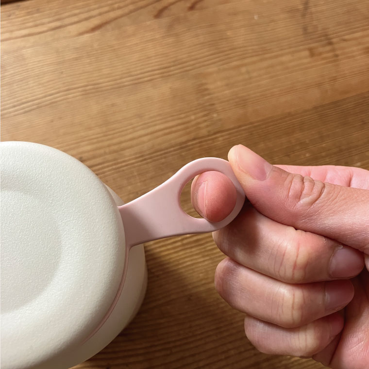 女性の指で持つとこんな感じ