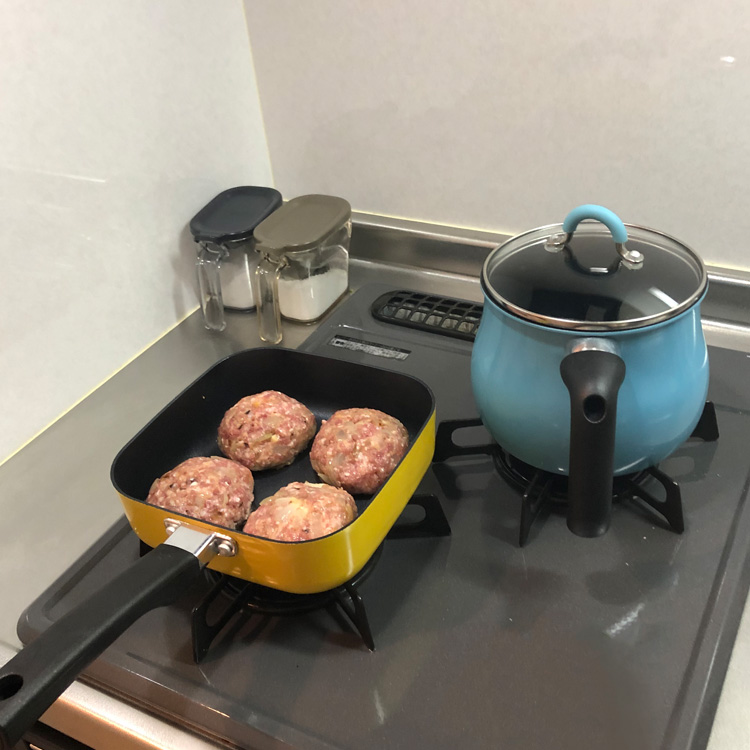 丸形のフライパンと比べ、焼き面積が大幅にUP