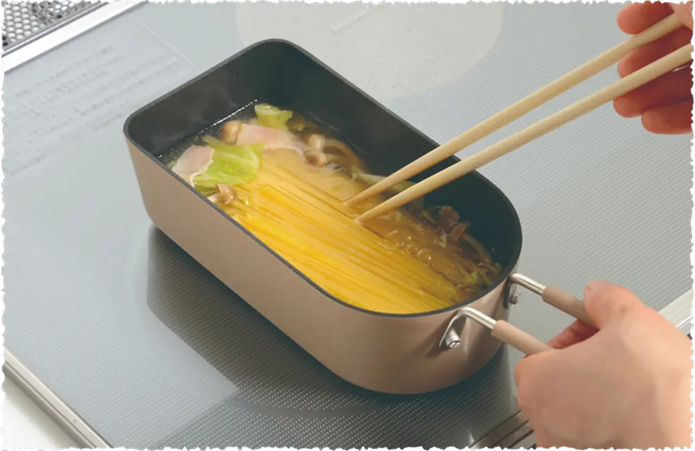高さ約6cm。パスタを半分に折れば、一人分のワンパンパスタも作れます。ひとりごはんに◎。