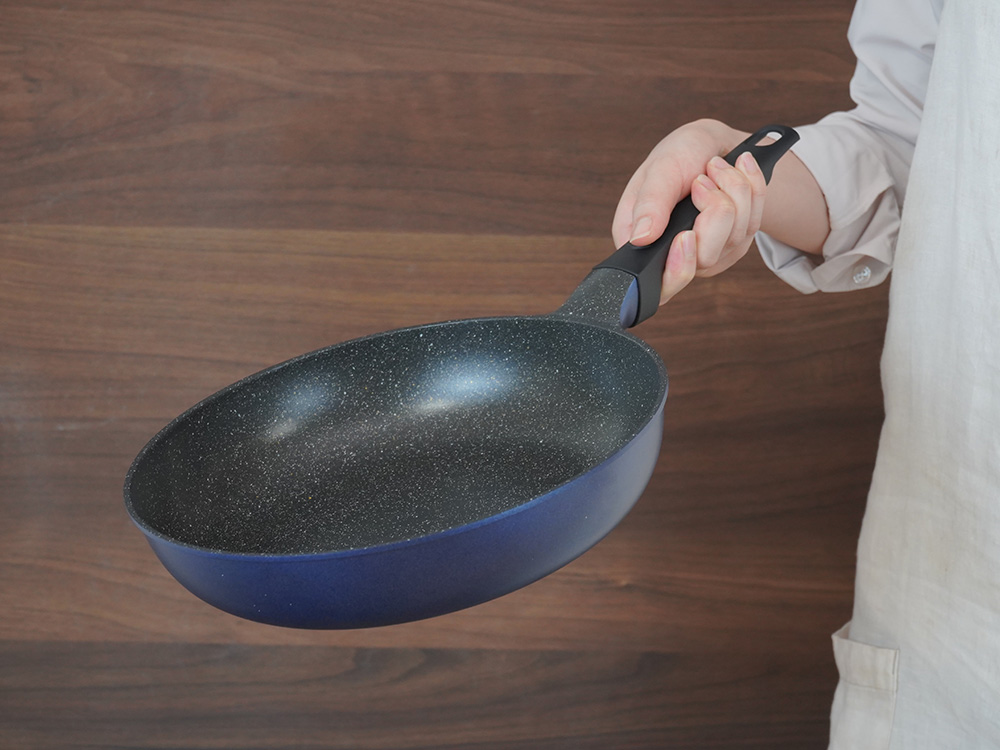 調理時もお手入れの際も扱いやすい軽量タイプのフライパンです