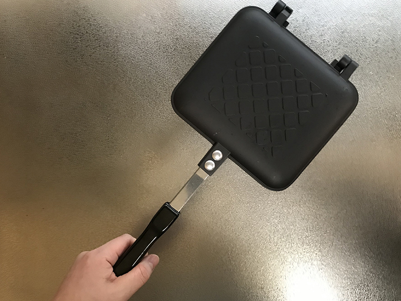 直火式ホットサンドメーカーを弱火で加熱する
