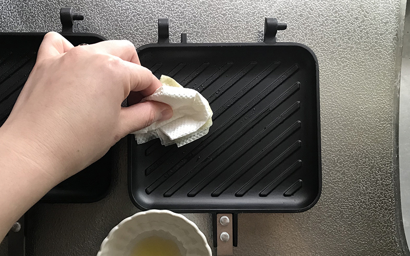 オリーブオイルをキッチンペーパーに染み込ませ、ホットサンドメーカーの内面全体に塗る