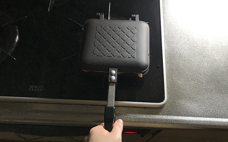 直火式ホットサンドメーカーを弱火で加熱する