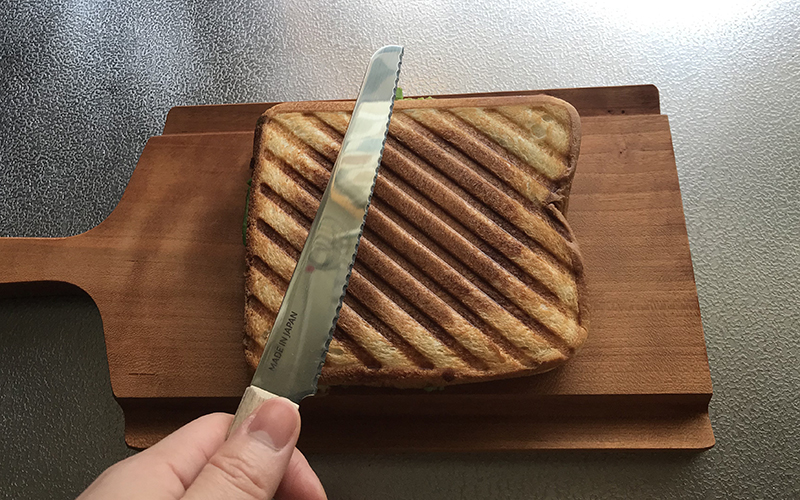 パン切り包丁でホットサンドを切る