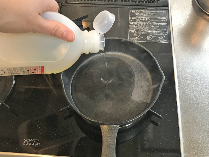 空炊きした鉄スキレットに油を入れる