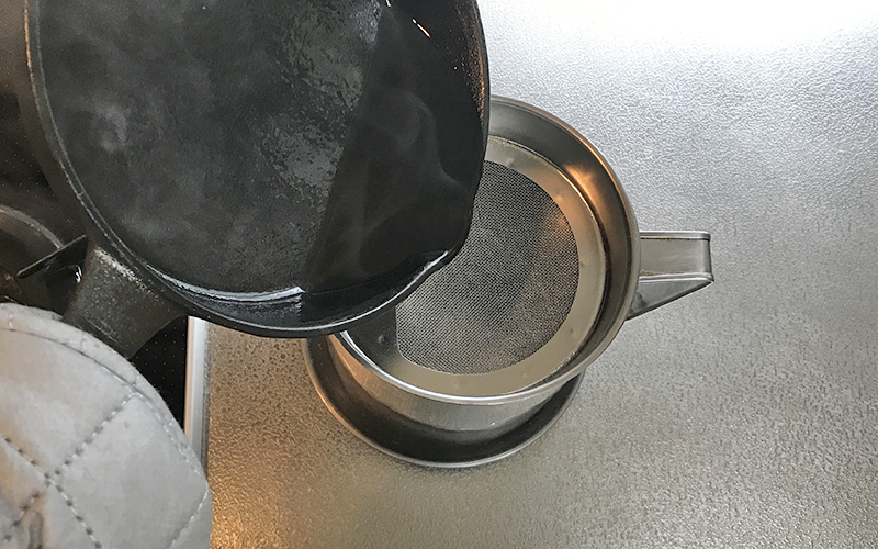 余分な油をオイルポットに入れる