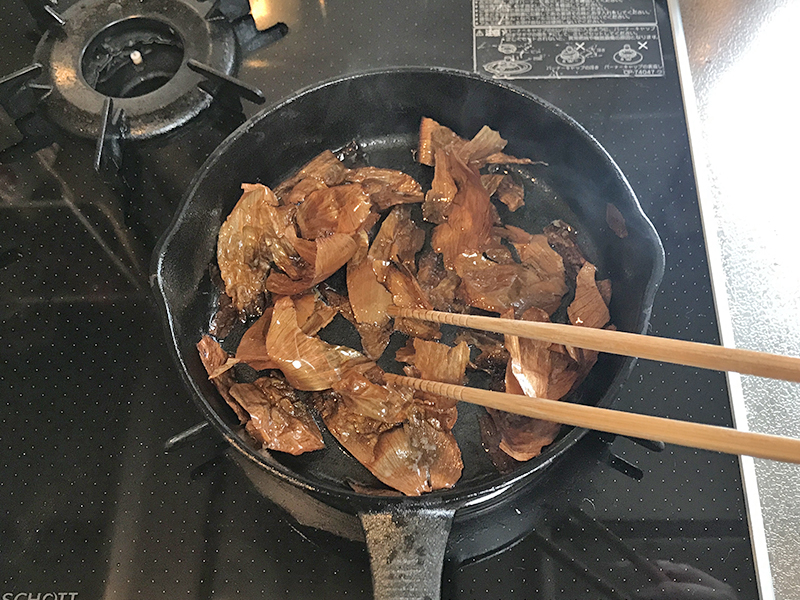野菜くずを炒める