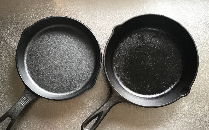 シーズニング前のスキレットとシーズニング後のスキレット