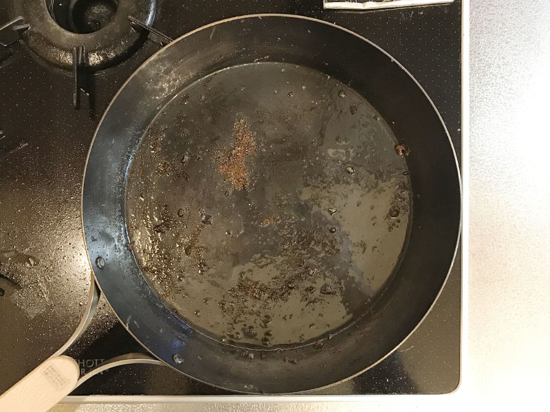 焦げ付いた鉄フライパン