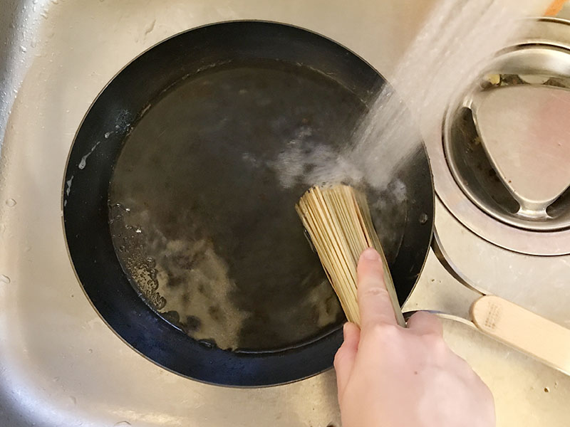 鉄フライパンが温かいうちにお湯とささらで洗う