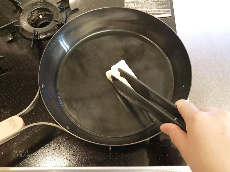 キッチンペーパーで内側に油を刷り込むように塗る