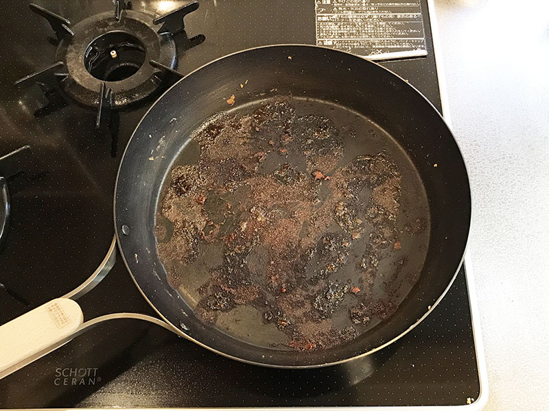 焦げ付いた鉄フライパン